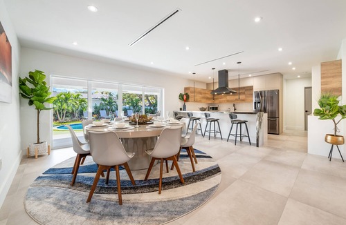 West Perrine House | Premium Villa w/Resort Pool, Golf, BBQ & BB Court