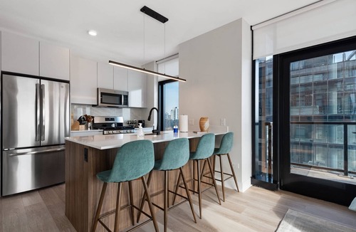 West Loop Apartment | Prime West Loop 2BR Duo + Enjoy Unique Gatherings