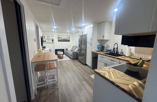 Greater Northdale Apartment | Private 1 bedroom 1 bathroom guest apt, full kitchen, private driveway/entrance