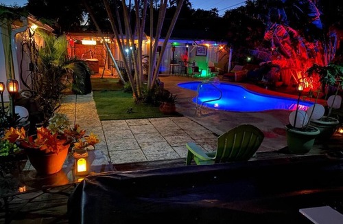 Southside Cottage | Private 2+1 -Room Pool House - walk to waterfront ! Heated salt water pool.