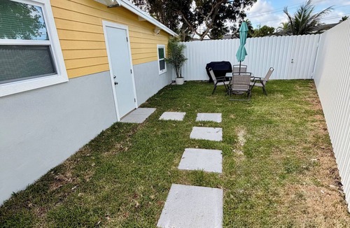 Homestead House | Private Guest house: Fenced Patio & Free Parking – Cozy & Peaceful