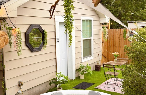 Bearss Plaza Apartment | Private Hot Tub Guesthouse Tropical Casita Central Tampa Free Parking