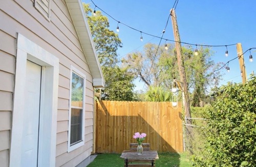 Bearss Plaza Apartment | Private Hot Tub Guesthouse Tropical Casita Central Tampa Free Parking