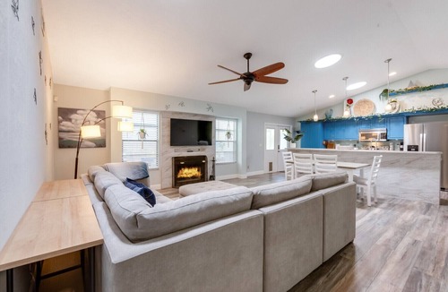 Palm Bay House | Private Pool - Bright Spacious Home Business or Family, 25 Min to Beach