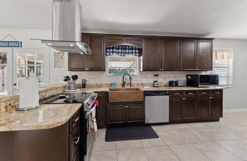 Isle of Palms House | Private Pool Getaway 5min Beach Sleeps 9