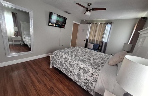 Ludlam House | Private Room - Free Parking - Kendall Area