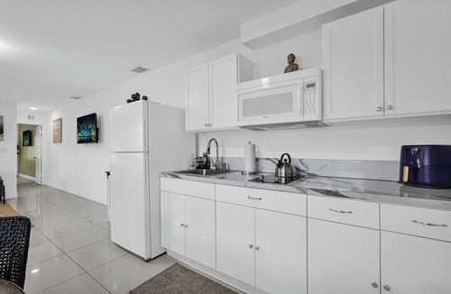 Princeton Apartment | PRIVATE TROPICAL RETREAT JACUZZI, TIKI HUT & OUTDOOR PARADISE