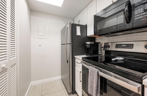 Park Shore Condo | PROMO 5% WEEKLY/10% MONTHLY Newly Renovated Beautiful Condo In Tropical Paradise