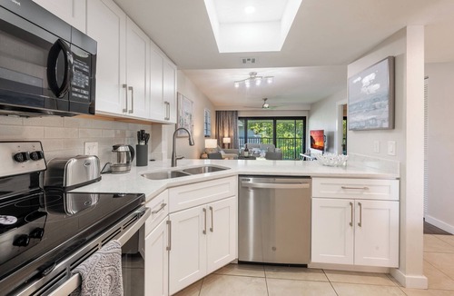 Park Shore Condo | PROMO 5% WEEKLY/10% MONTHLY Newly Renovated Beautiful Condo In Tropical Paradise