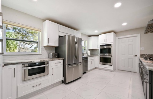 Willoughby Acres House | PROMO 5% WEKKLY/10% MONTHLY DISC. Renovated Tropical Paradise Home with Hot Tub