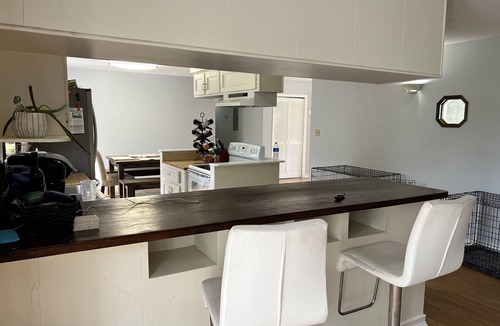 Sanders Beach House | Quaint Bay Cottage close to Downtown and NAS!