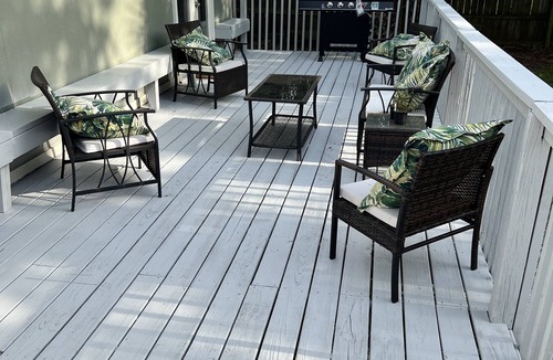 Sanders Beach House | Quaint Bay Cottage close to Downtown and NAS!