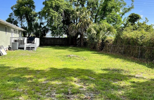 Sanders Beach House | Quaint Bay Cottage close to Downtown and NAS!