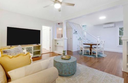 Stuart House | Quaint Cottage - Downtown Stuart