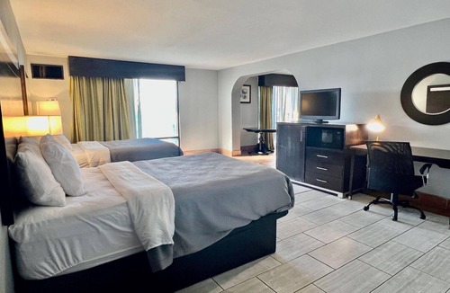 Pensacola Hotel | Quality Inn & Suites Gulf Breeze Bayside near Pensacola Beach