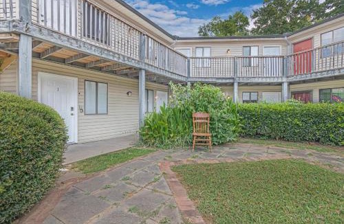 Huntsville Apartment | Queen Bed Modern Studio Apartment in Huntsville