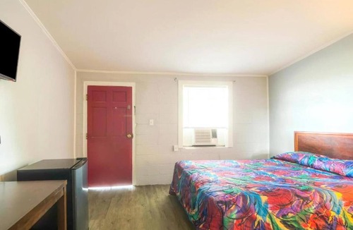 Mobile Apartment | Queen Bed|Smoking|Mobile AL