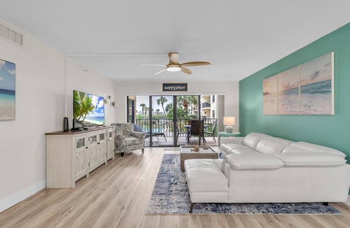 Indian Shores Condo | ☀Quick Walk To Beach🌴Large Pool Deck-Pool/Hot Tub/Chairs🐬Golden Shores 210🐠