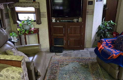 Branford House | Quiet Lakeside Escape - 32’ RV Retreat Near Ichetucknee Springs