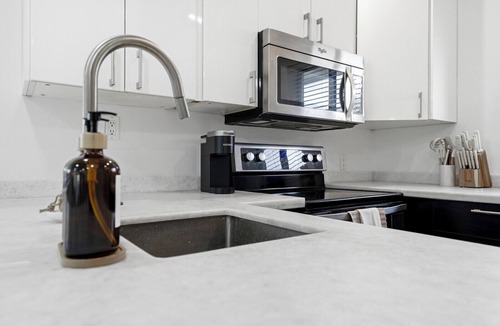Hunt Club Cottage | Quiet PGA Retreat: Bright, Modern Cottage Near World-Class Golf