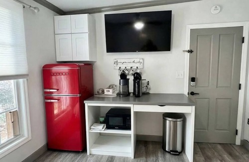 Old East Hill Apartment | Quiet. Private. Perfect. Courtyard Suite for Two