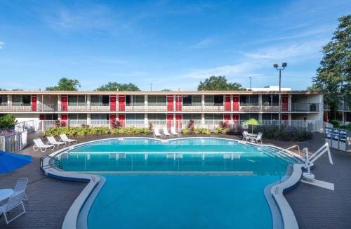 West Kissimmee Hotel | Ramada by Wyndham Kissimmee Gateway - Free Theme Park Shuttle