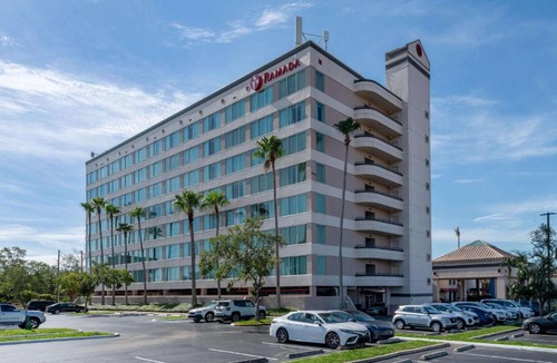 West Kissimmee Hotel | Ramada by Wyndham Kissimmee Gateway - Free Theme Park Shuttle