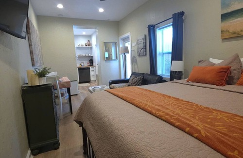 Crescent Lake Hotel | Rays Game! Queen W/Pool & Blocks 2 Dtwn w/2 Bikes