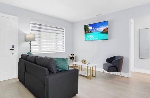 Liberty City House | Red Door Adventure! Big yard+amenities by Wynwood
