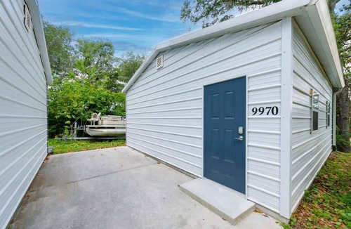 Northside Condo | Reef Break Getaway, Long-Term, King Bed, Laundry