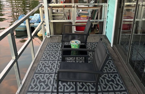 Guntersville Cabin | " Reel Cozy " Floating Cabin in Guntersville Alabama.