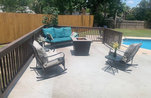 Valdosta House | Relax, Swim & Unwind at Bella Casa's Private Pool Retreat Sleeps 6 Pet friendly