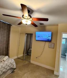 Central Fort Lauderdale Apartment | Relaxing 3 Bedroom House-Close to Beaches and Airport!