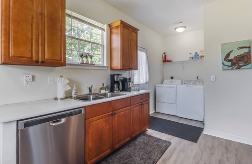 Long Beach House | RELAXING & QUIET! Walk to Beach, Fenced in Yard, Updated, Clean, Pet Friendly