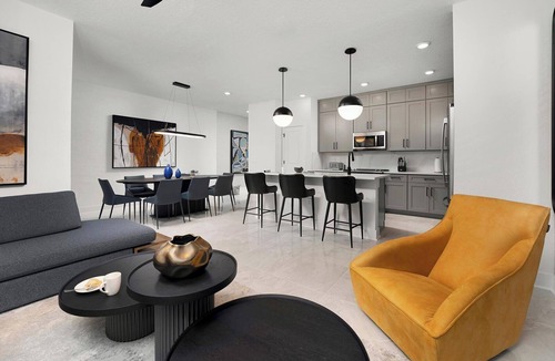 Florida Center House | Remi's Rainforest | I-Drive Villa w/Safari BR, Luxe Suites, Full Kitchen & Pool