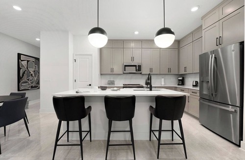 Florida Center House | Remi's Rainforest | I-Drive Villa w/Safari BR, Luxe Suites, Full Kitchen & Pool