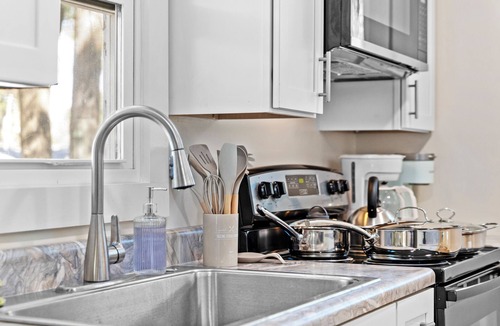 Niceville House | Remodeled Coastal Cottage Near Destin - Walk to Pickleball & Pubs