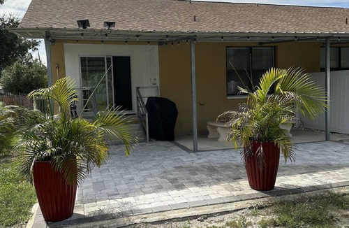 Ruskin Villa | Remodeled Duplex. Close to apollo Beach and places to eat and entertainments.