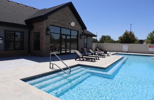Rogers Apartment | Remote WorkKing BdGymParkingBBQPool