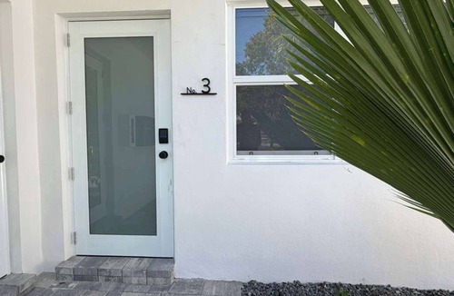 Coral Ridge Apartment | Renovated 1 Bedroom, Boutique Mid-Century Building