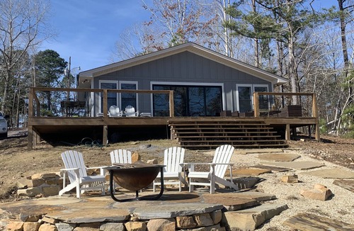Jacksons' Gap Cabin | Renovated Cabin on 300 ft Waterfront (Pet Friendly)