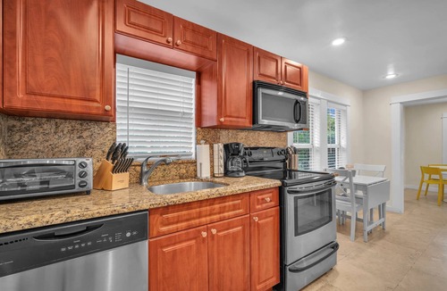 Southwest Coconut Grove House | Renovated & Charming Grove Bay 1/1 Cottage