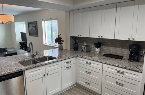 Pine Ridge Condo | Renovated open Naples Condo with 20 restaurants and beach all walking distance