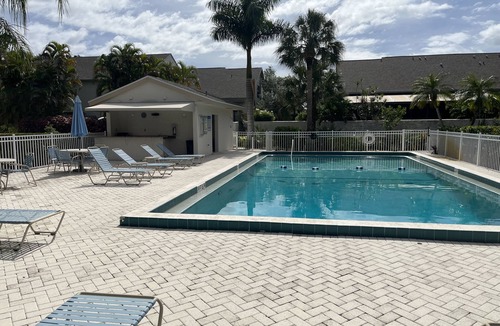 Pine Ridge Condo | Renovated open Naples Condo with 20 restaurants and beach all walking distance