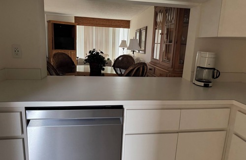 Caloosahatchee Condo | Rent full year 2 bedroom condo in Cape Coral . On canal and river Walk to park.