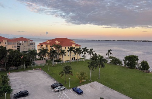 Caloosahatchee Condo | Rent full year 2 bedroom condo in Cape Coral . On canal and river Walk to park.
