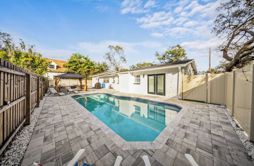 Carrollwood House | Resort Pool Oasis: King Beds, Hammock, Mini-Golf, Grill, and Wheel of Fortune!