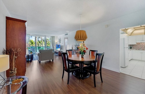 Hollywood South Central Beach Condo | Resort-Styled Condo Pool & Gym, Hollywood Beach