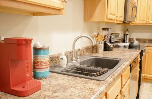 Kreole Apartment | Rest & Recharge · 3BR · Near Ingalls & Shipyard