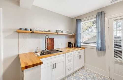 East Memphis Apartment | Retro 1BR for 4 w/King Bed near Music/BBQ Fest!